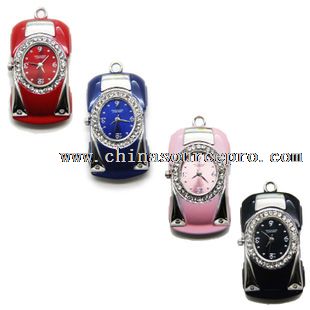 Mobil Crystal yang berbentuk stik usb